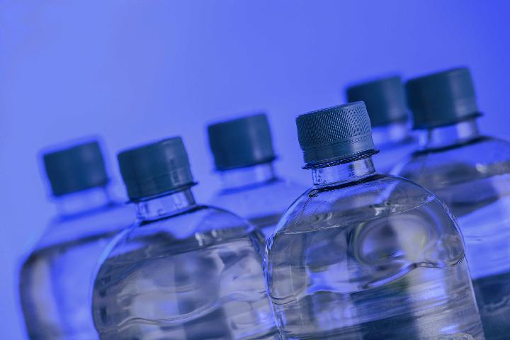 Ini Alasan Tidak Boleh Mengisi Ulang Botol Plastik Air Mineral