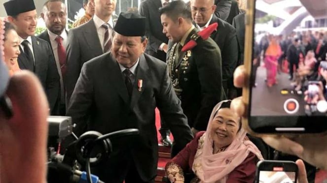 Menteri Pertahanan Prabowo Subianto (kiri) dan istri presiden Ke-4 RI Abdurrahman Wahid, Sinta Nuriyah (kanan), berbincang-bincang sembari menunggu kendaraan di pelataran Gedung Nusantara, Kompleks MPR/DPR RI, Jakarta, Rabu, 16 Agustus 2023.