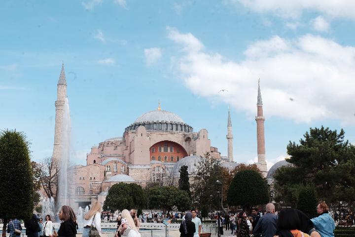 Jelajahi Istanbul, lihat kemegahan Hagia Sophia dan berburu patung kepala Medusa.