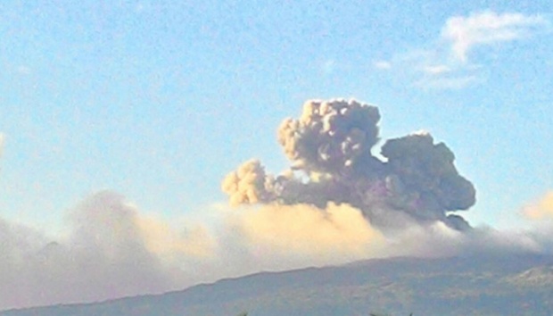 Gunung Dukono Halmahera meletus pagi tadi
