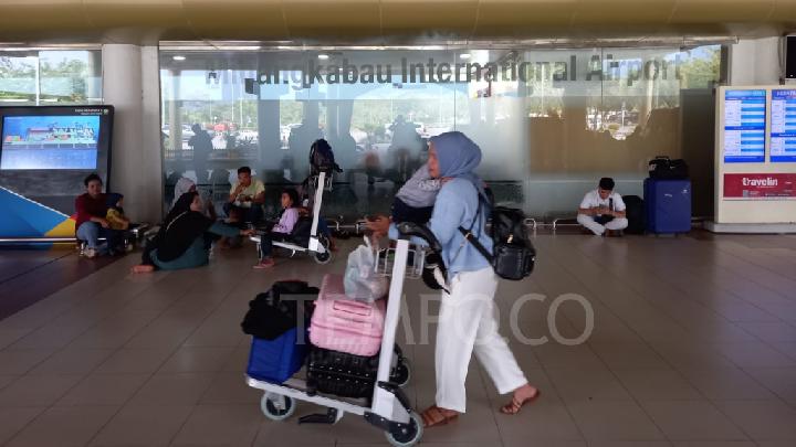 Bandara Minangkabau ditutup karena abu vulkanik