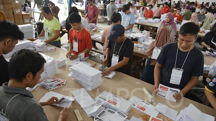 KPU DKI menargetkan penyortiran surat suara pemilu 2024 selesai pada akhir bulan ini