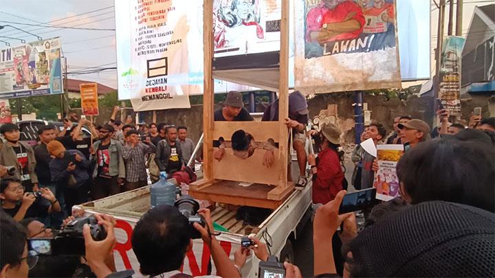 11 Di Yogyakarta, Gejayan menyerukan tindakan: Hakim Jokowi memimpin Pengadilan Hak Asasi Manusia.